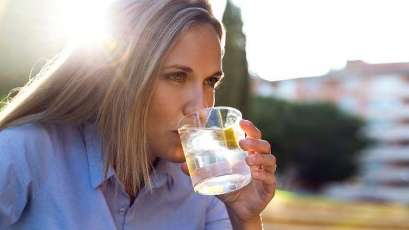 aç karnına limonlu su içmenin zararları